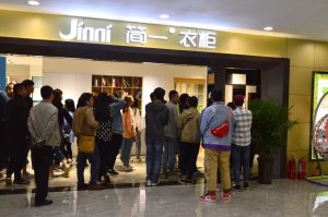 热烈欢迎开封市建行各位领导莅临简一华中生产基地...