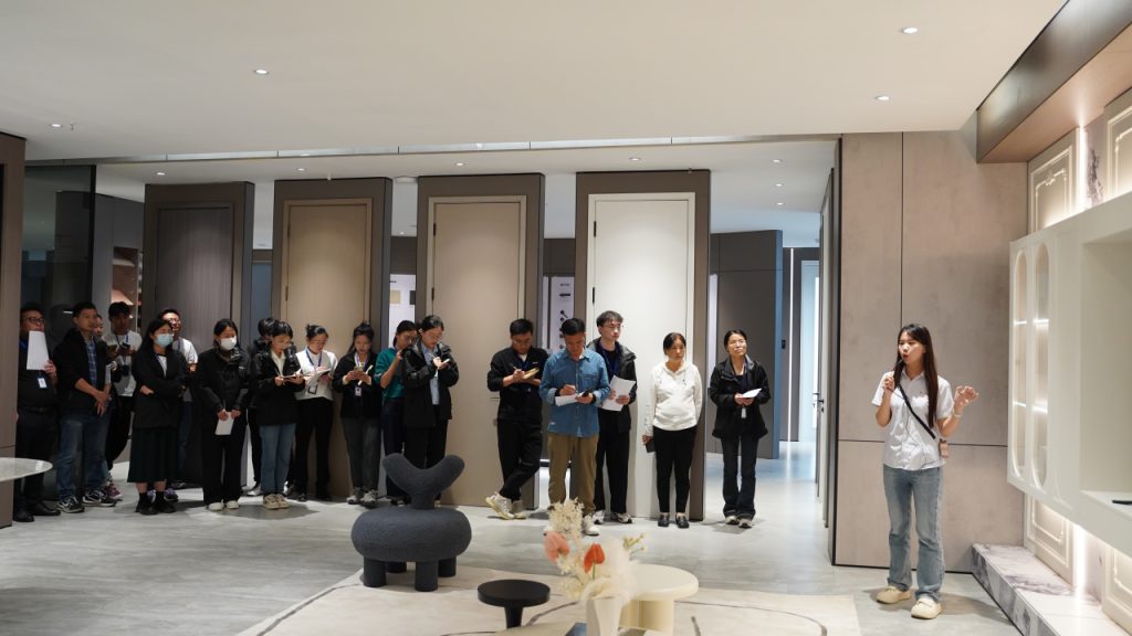 沉浸式体验 问答式交流 简一家居组织开展新品培训会